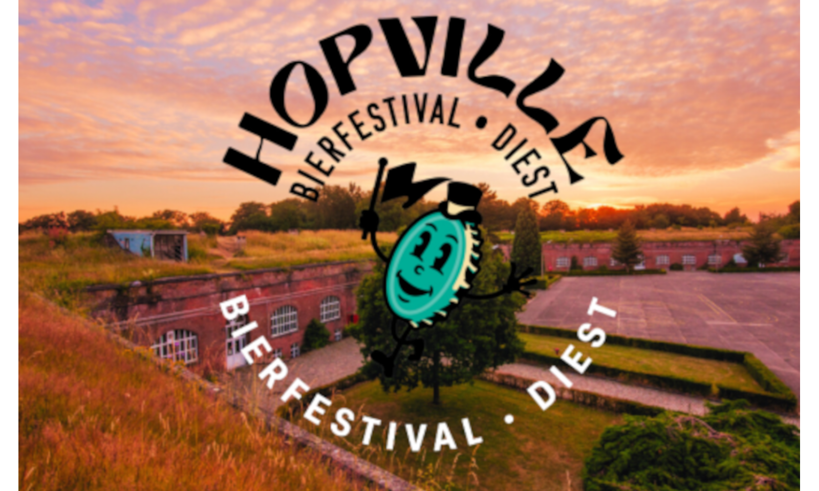Logo van Hopville Bierfestival 2026 over een fort bij zonsondergang.