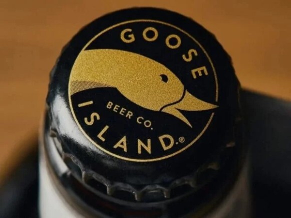 Close-up van een flesdop van Goose Island Beer Co., met logo van gouden gans.