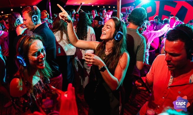 Mensen dansen en genieten van een stil feestje met koptelefoons op.