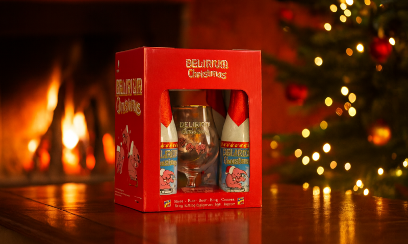 Delirium Christmas biercadeau in sfeervolle kerst setting met haardvuur en kerstboom