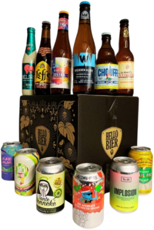 Een selectie van twaalf alcoholvrije bieren in verschillende kleurrijke flessen en blikjes op een zwarte doos.