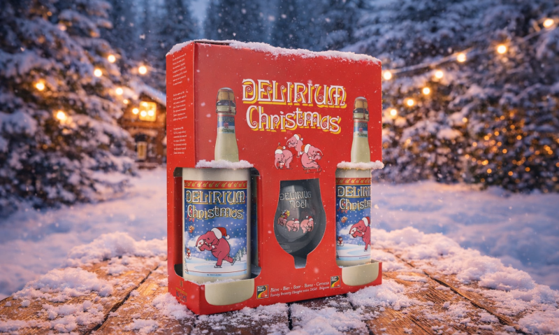 Cadeaupakket met Delirium Christmas bier en glas in besneeuwde omgeving.