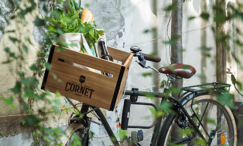 Fiets met houten Cornet krat voorop