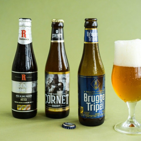 3 bierflesjes met een bierglas horende bij het bierpakket