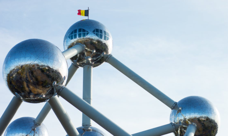 Atomium met Belgische vlag