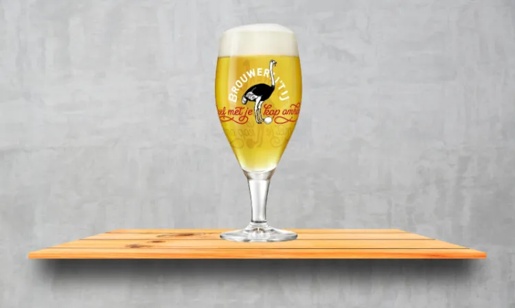Bierglas van Brouwerij 't IJ op een plankje aan de muur