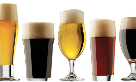 Verschillende bierglazen met bier en pils