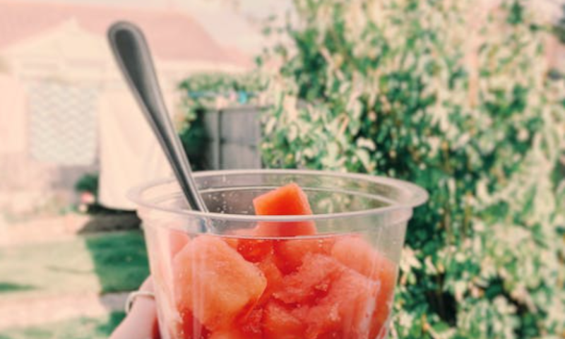 Blokjes watermeloen in een plastic cup
