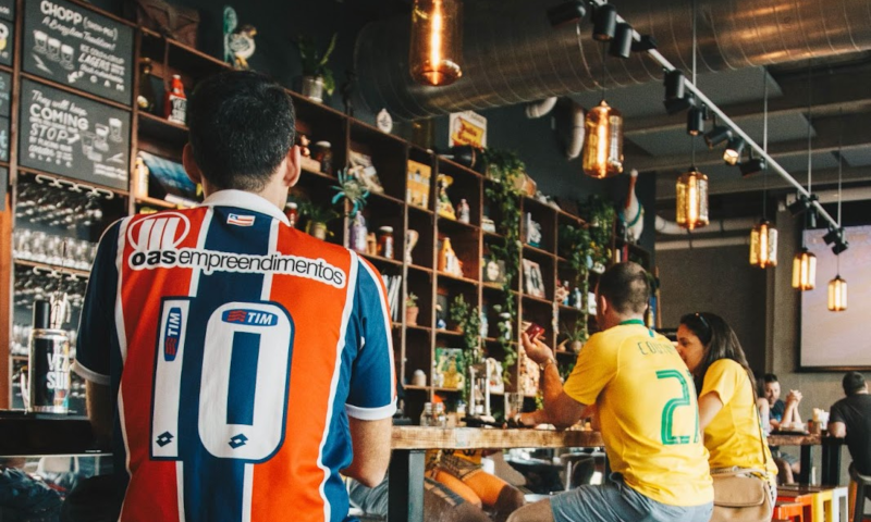 Voetbalfans in een bar