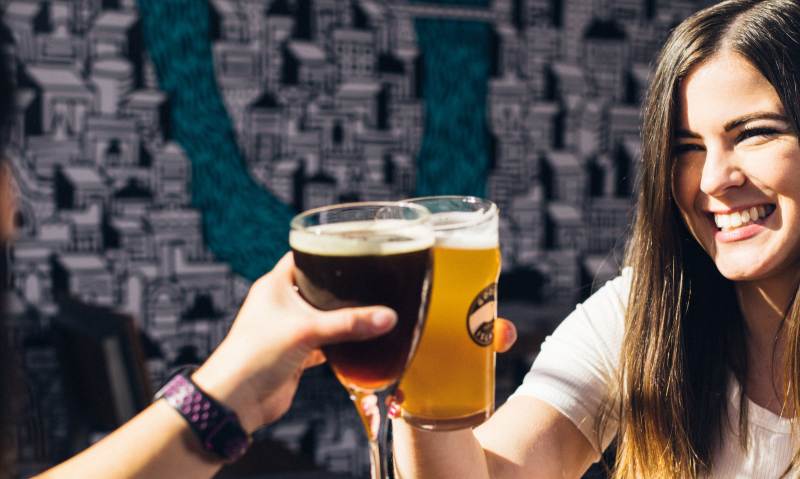 Proosten op een bierfestival