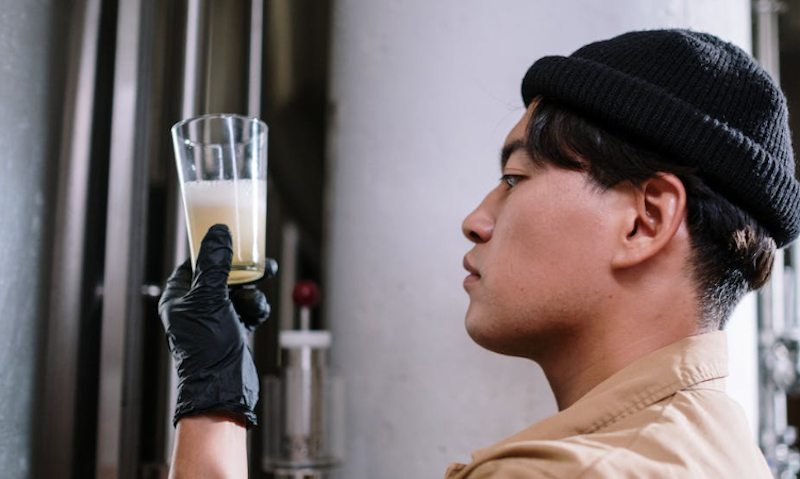 Eigen gebrouwen bier inspecteren
