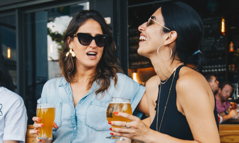 Spaanse dames drinken bier