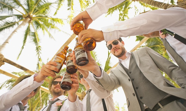 Mannen proosten met bier