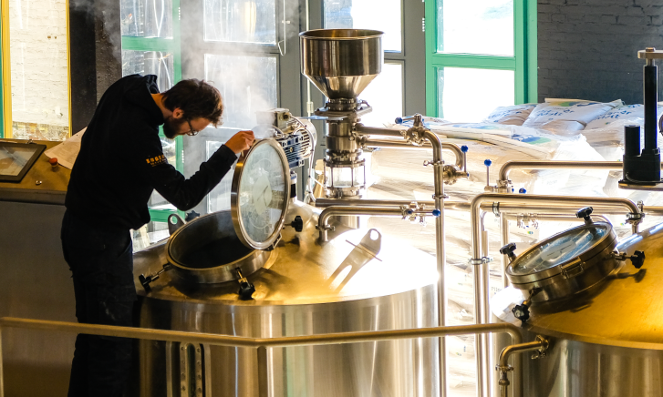 Graansilo Bier brouwer met brouw apparatuur 