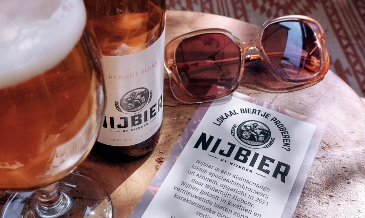 Nijbier sfeer met zonnebril