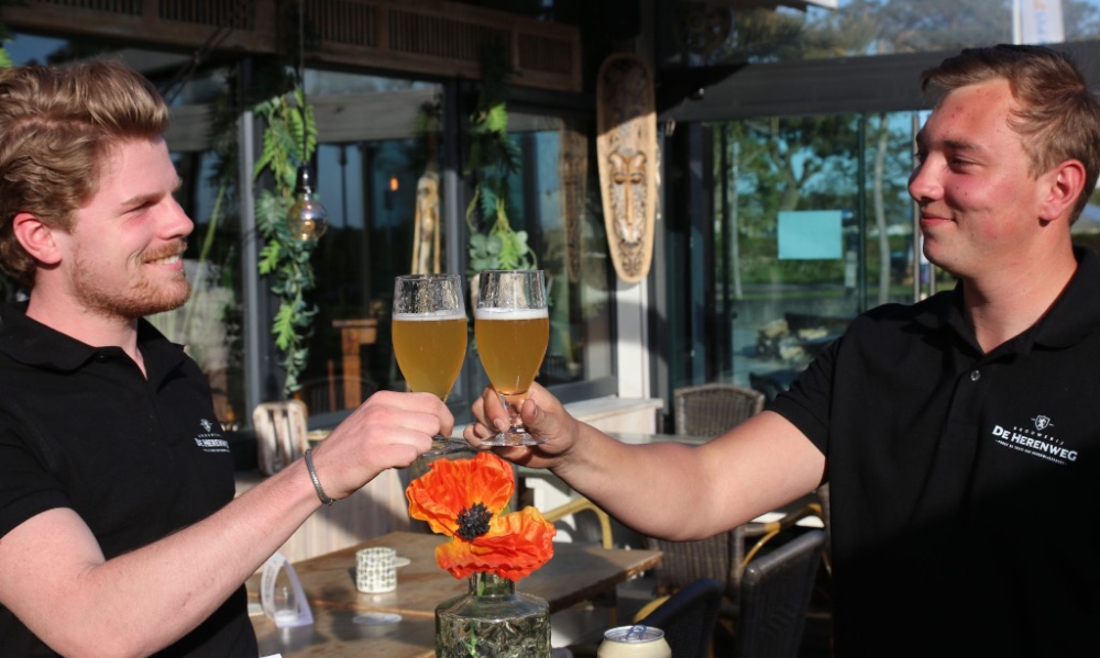 Twee mannen van Brouwerij de Herenweg