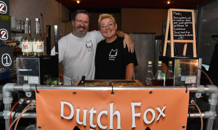 Drie flessen Dutch Fox Mederij honingwijn met oranje doppen en een vos op het etiket.