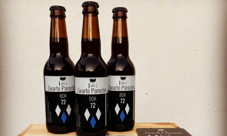 Zwarte Parochie bok, drie flesjes op een kistje 