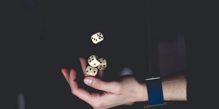 Dobbelstenen opgooien