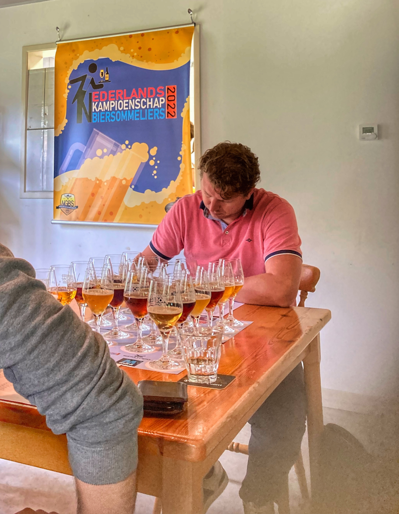 Kandidaat in actie tijdens NK Biersommelier