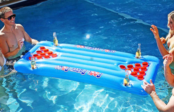 Beerpong in het zwembad!