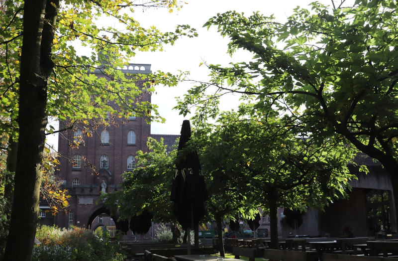La Trappe terras, proeflokaal en brouwerij