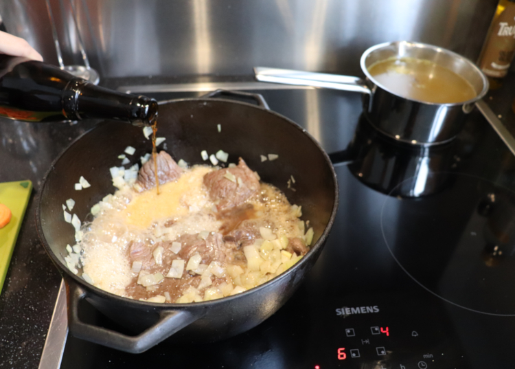 Westvleteren bier toevoegen aan de stoofpot