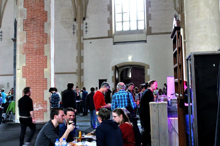 Festivalgangers drinken bier in de Martinikerk