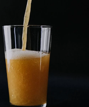 Bier inschenken in een glas