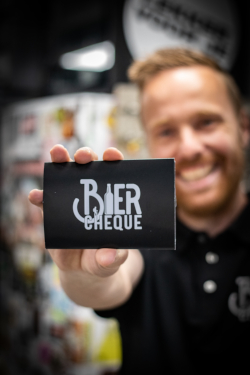 Biercheque getoond door man