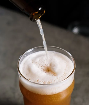 Eigen gebrouwen bier inschenken