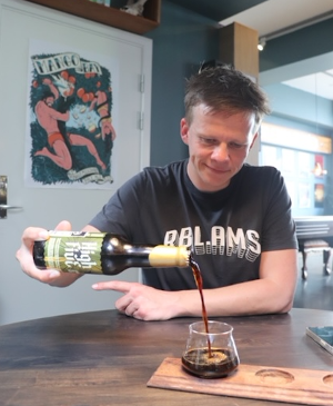 High Five bier inschenken