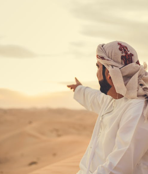 Man in Qatar wijst naar de zee