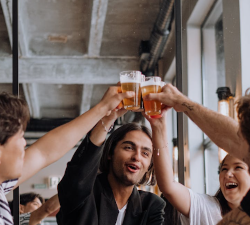 Proosten met bier / Pexels