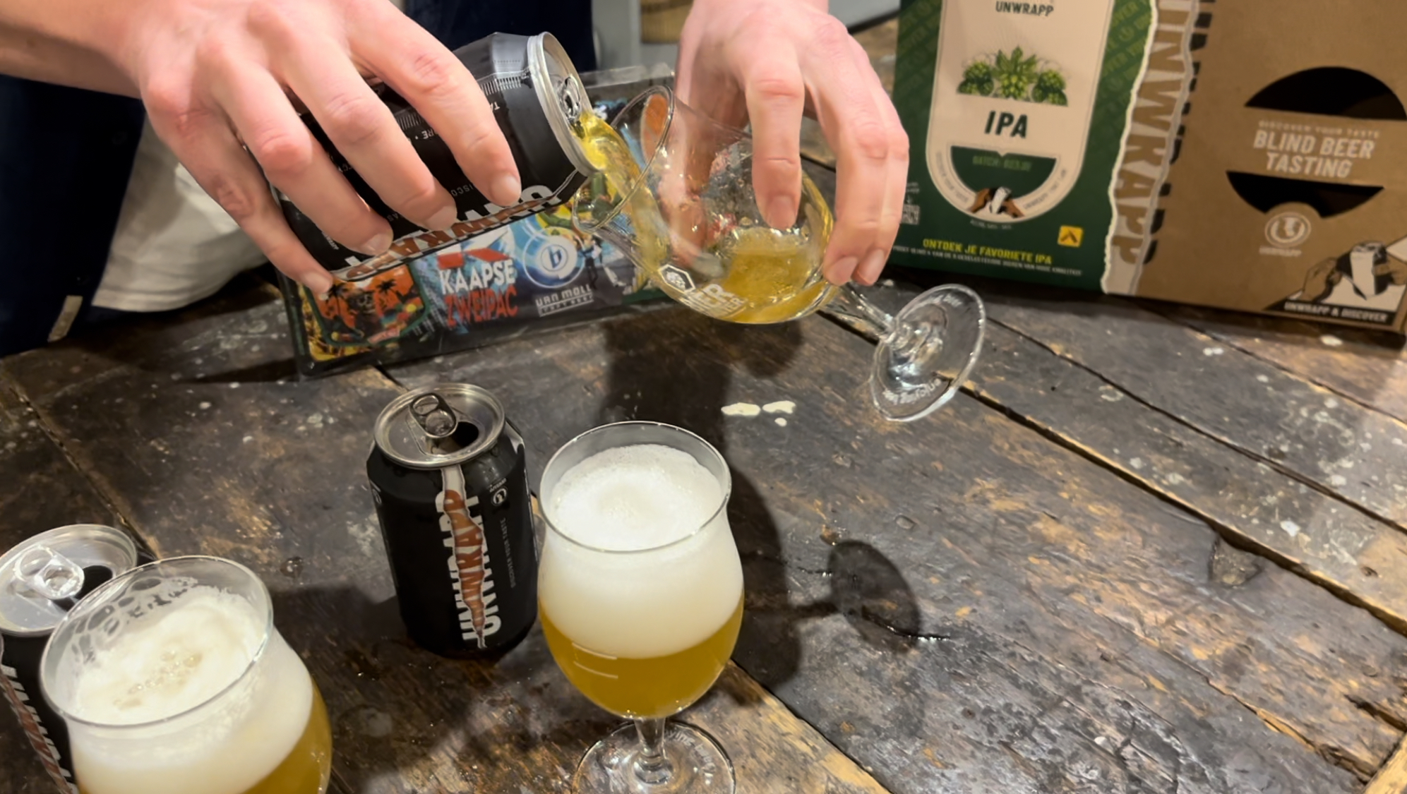 Unwrapp blikjes IPA uitschenken