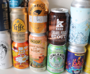 Verschillende designs op blikjes bier