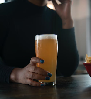 Vrouw met een speciaalbiertje