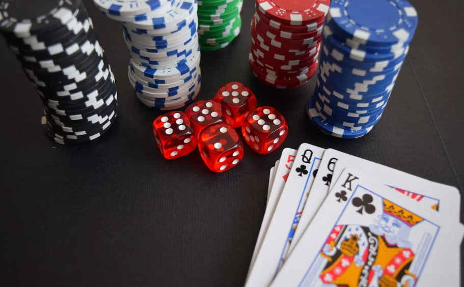 kaarten chips en dobbelstenen