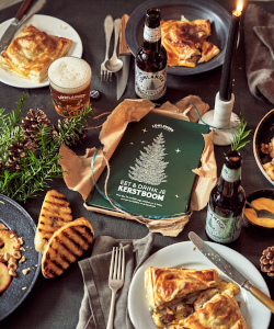 Gevulde tafel met het kookboek eet en drink je kerstboom