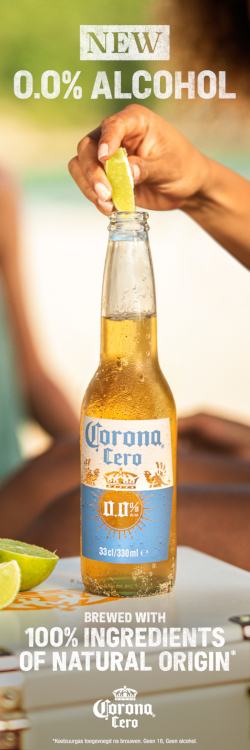 Corona Cero 0.0 flesje waar een limoentje in de hals wordt gestopt