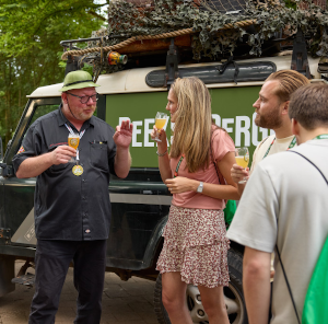 Bierambassadeur Rick Kempen vertelt bezoekers van Brew@theZoo over bier