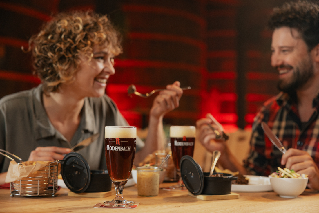 Genieten van bier en een hapje in het Foederhuis van Rodenbach