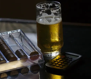 Glas bier met geld en calculator