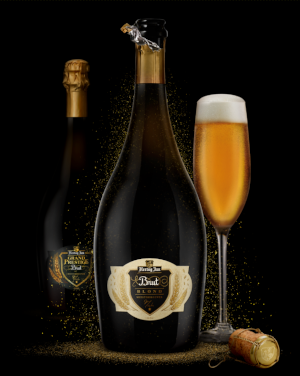 Hertog Jan Brut Blond fles en glas en op de achtergrond een fles Grand Prestige Brut uit 2023