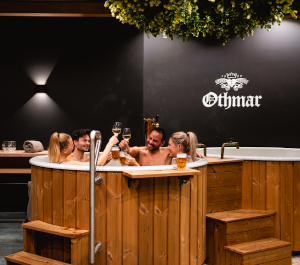 Mannen en vrouwen proosten in de Othmar bierspa