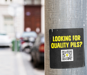 Sticker op lantaarnpaal voor quality pils tijdens ADE 2024