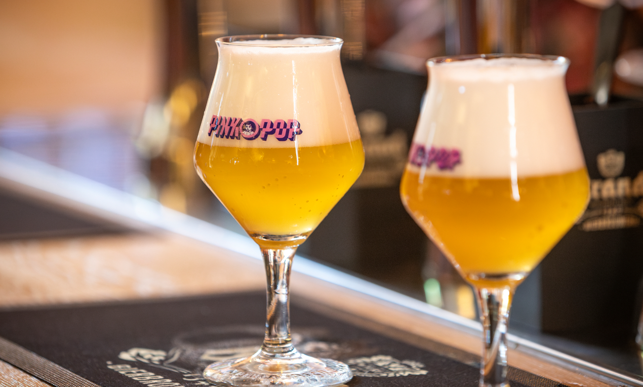 Brand Pinkpopbier 2025 twee glazen
