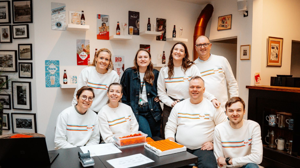 Acht vrijwilligers tijdens Warmste Brouwerijbezoek binnen bij Brouwerij de Brabandere