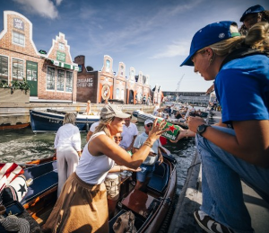 Dame pakt sixpack Heineken aan in Drijf in tijdens SAIL 2025