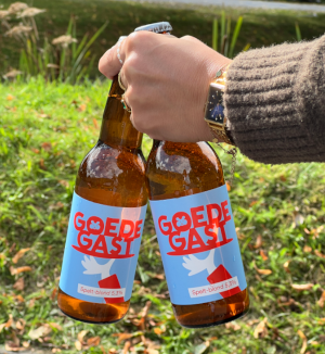 Goede Gast bierflesjes buiten vastgehouden